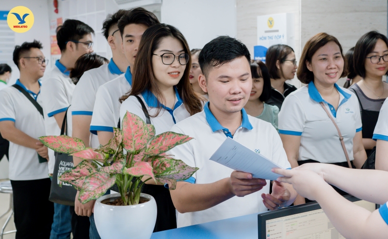Trong suốt quá trình thăm khám, cán bộ, nhân viên Công ty được trải qua các bước kiểm tra bài bản theo quy định của Bộ Y tế, cùng sự đồng hành tận tâm của đội ngũ MEDLATEC.