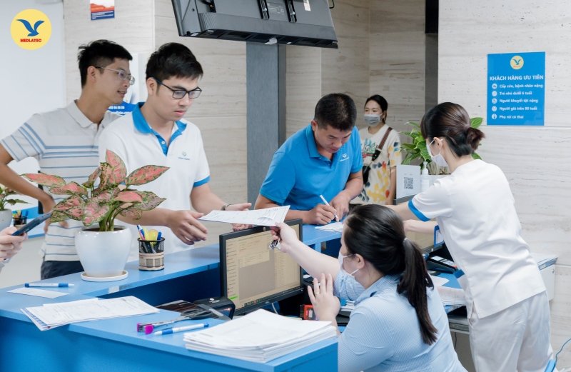 Bước 6: Sau khi hoàn tất các khâu khám, CBNV nhận lại hồ sơ và lắng nghe tư vấn kết quả từ bác sĩ.