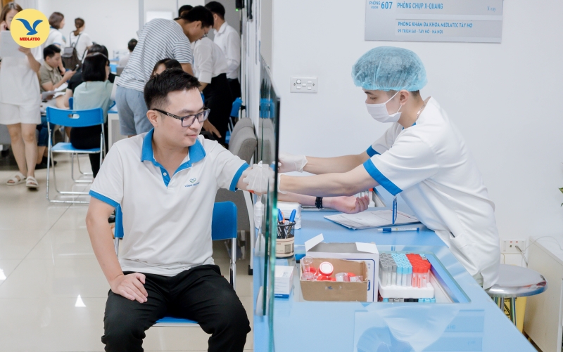 Bước 2: Lấy mẫu xét nghiệm gồm mẫu máu và nước tiểu.