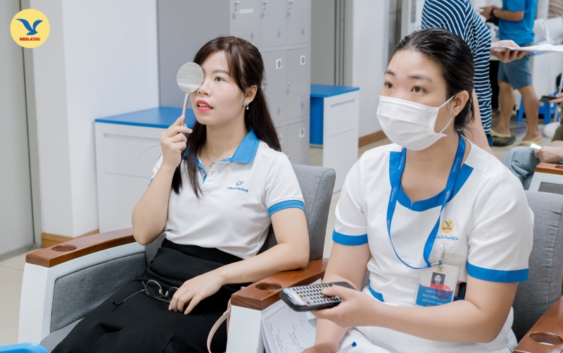 Bước 4: Khám chuyên khoa lâm sàng: Tai Mũi Họng, Răng hàm mặt, Mắt, Da liễu, Nam khoa, Phụ khoa.