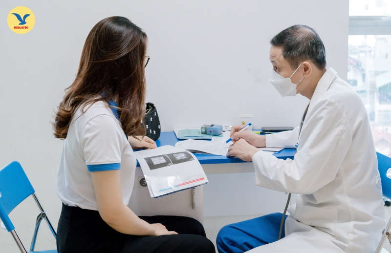 Cán bộ, nhân viên được các bác sĩ tư vấn về chế độ chăm sóc sức khỏe, luyện tập, phòng bệnh cũng như hướng điều trị phù hợp khi phát hiện vấn đề.