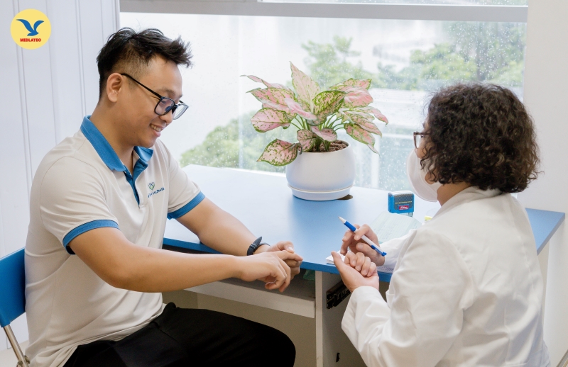 Kết thúc buổi thăm khám, anh Triệu Vũ Trường Sơn - chuyên viên Phòng Xuất Nhập Khẩu cho biết: “Được trải nghiệm dịch vụ khám sức khỏe tại đây tôi thực sự rất hài lòng. Tôi được nghe những tư vấn hết sức tận tình từ các bác sĩ, quy trình khám cũng rất nhanh gọn. Thực sự rất cảm ơn Công ty đã luôn quan tâm đến đời sống của từng nhân viên, tạo điều kiện cho chúng tôi được khám sức khỏe định kỳ. Tôi cũng rất cảm ơn các bác sĩ của Phòng khám Đa khoa MEDLATEC Tây Hồ thăm khám cho chúng tôi rất tận tâm và nhiệt tình”.