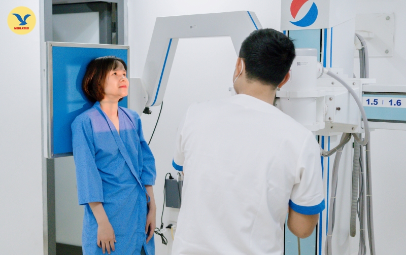 Không giấu được sự hân hoan và vui mừng, chị Hòa Thị Hằng - chuyên viên Phòng Tài chính Kế toán chia sẻ: “5 năm gắn bó với công ty, hoạt động khám sức khỏe định kỳ cho cán bộ nhân viên luôn được thực hiện đầy đủ. Đồng hành để thực hiện hoạt động ý nghĩa và thiết thực này, Ban lãnh đạo luôn tin tưởng lựa chọn MEDLATEC. Tại mỗi khâu khám, chúng tôi đều được các bác sĩ tư vấn tận tình, do đó hoàn toàn yên tâm và hài lòng về chất lượng dịch vụ tại đây”.