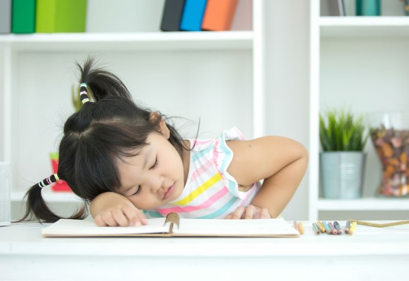 Trẻ có dấu hiệu mệt lả, li bì là một trong những biểu hiện của suy hô hấp 