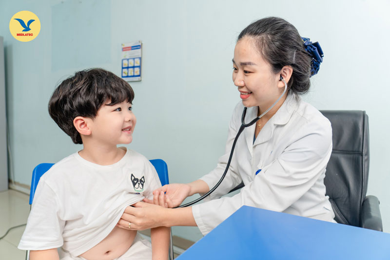 Trẻ được thăm khám chuyên sâu tại MEDLATEC