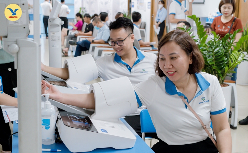 Bước 3: Khám thể lực bao gồm: Đo huyết áp, chiều cao, cân nặng.