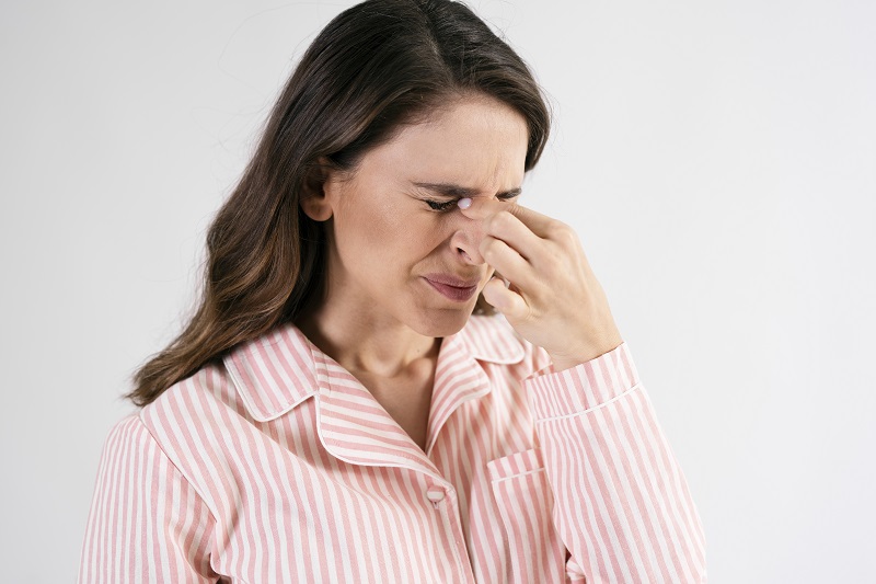Niêm mạc mũi bị khô do thời tiết hanh khô có thể gây chảy máu