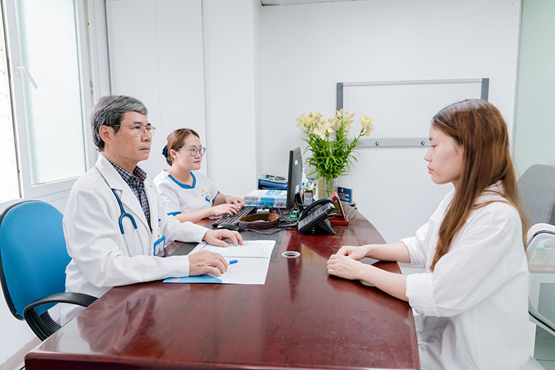 Bằng kinh nghiệm chuyên môn và sự tận tâm trong khám chữa bệnh, PGS.TS Nguyễn Văn Đoàn được nhiều người bệnh tin tưởng, quý mến