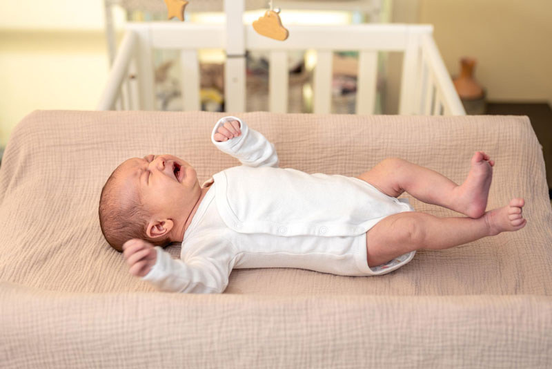 Trẻ sơ sinh khóc thét từng cơn có thể là dấu hiệu cảnh báo tình trạng lồng ruột