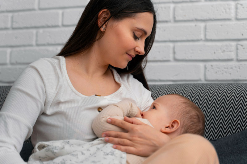 Trẻ sơ sinh sôi bụng xì hơi nhiều thường là do trẻ được cho bú không đúng cách