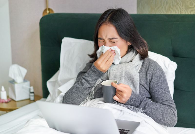 Sổ mũi, hắt hơi, ho, đau đầu hoặc mệt mỏi có thể là các triệu chứng của cảm cúm
