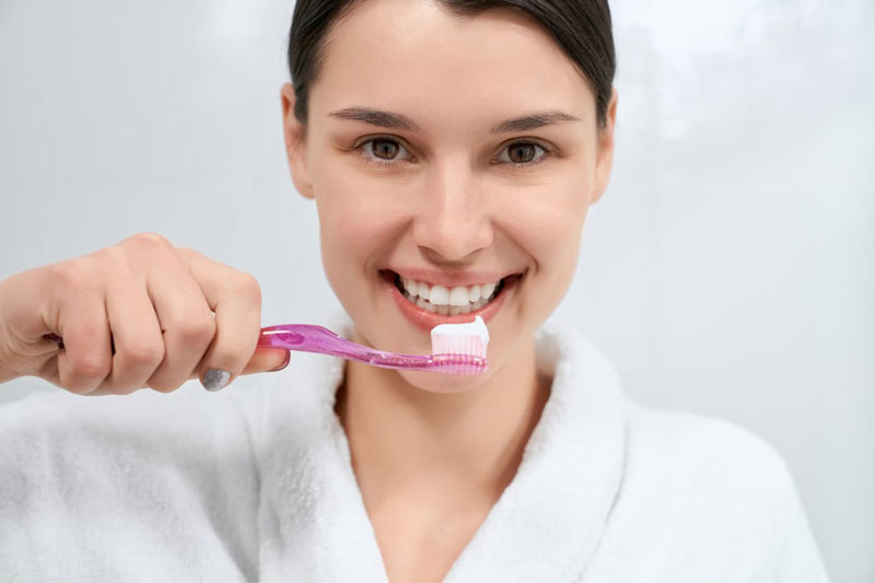 Để loại bỏ phần nào vi khuẩn gây viêm nhiễm trong khoang miệng, bạn cần chú ý đánh răng hằng ngày