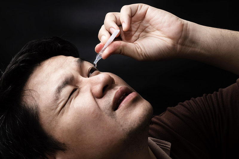 Rửa mắt bằng nước muối sinh NaCl lý mua tại hiệu thuốc giúp làm sạch bụi bẩn