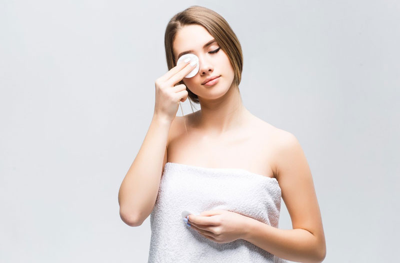 Dùng bông hoặc gạc để lau phần nước rửa thừa một cách nhẹ nhàng, không chà xát