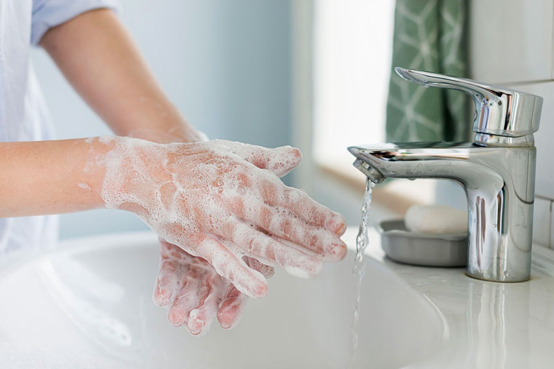 Luôn vệ sinh tay sạch sẽ trước và sau khi rửa mắt
