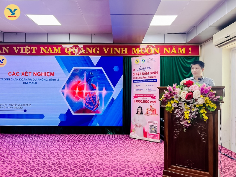 BSCKII. Nguyễn Quang Minh - Trưởng Chuyên khoa Tim mạch, Hệ thống Y tế MEDLATEC, Trưởng Khoa Khám bệnh, Bệnh viện Đa khoa MEDLATEC trình bày bài báo cáo với chủ đề “Các xét nghiệm trong chẩn đoán và dự phòng bệnh lý tim mạch”