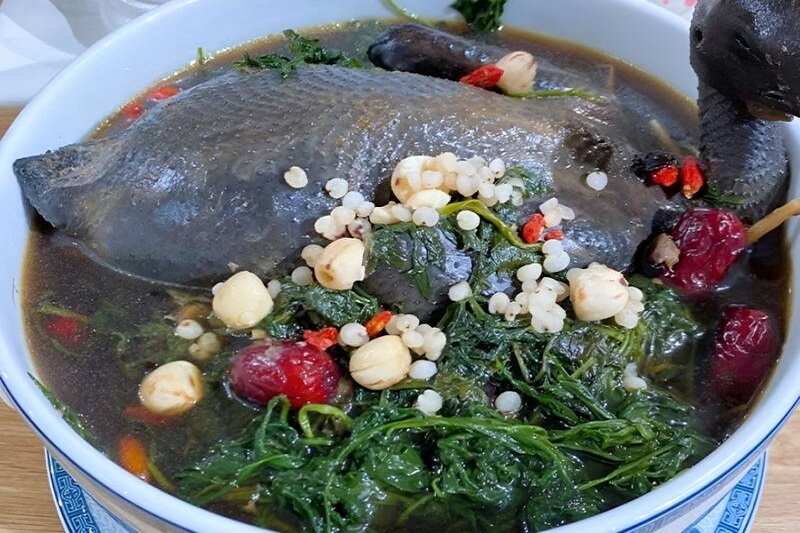Gà hầm ngải cứu giúp cải thiện khí huyết cho phụ nữ sau sinh