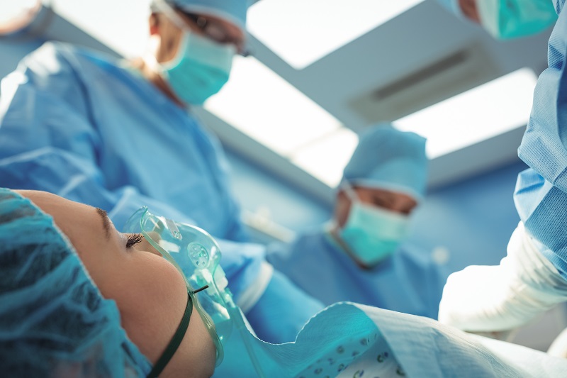 Phẫu thuật được cân nhắc khi u phát triển lớn, gây đau, có nguy cơ ác tính hoặc biến dạng thẩm mỹ.