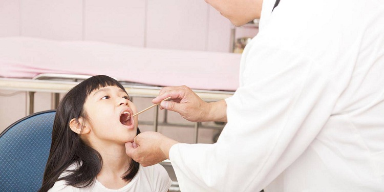 Bác sĩ tiến hành lấy dịch hầu họng ở trẻ