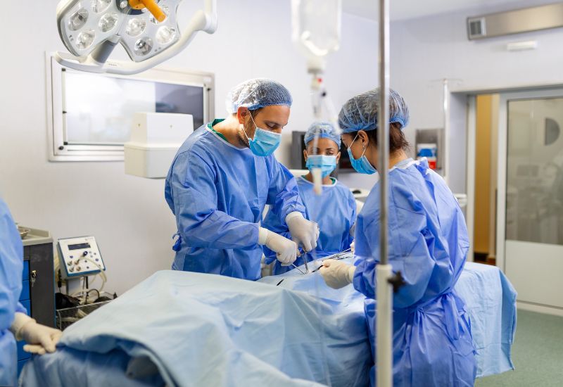 Ê-kíp mổ cần chuẩn bị các phương án dự phòng khi thực hiện phẫu thuật cho bệnh nhân dương tính HIV
