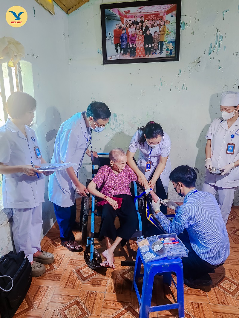 MEDLATEC miễn phí 200 xét nghiệm tổng phân tích máu 18 chỉ số cho các trường hợp là người khuyết tật, người có hoàn cảnh khó khăn tại xã Phúc Thọ, Hà Nội 