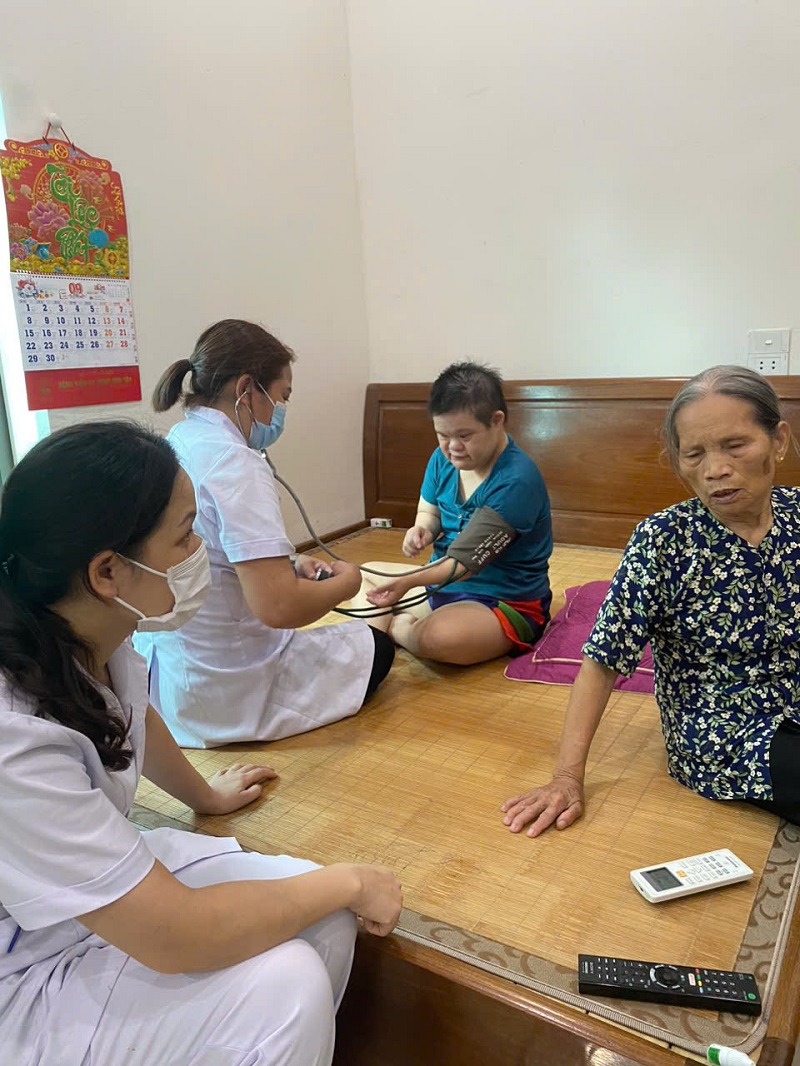 Nhiều hoàn cảnh khó khăn, người khuyết tật được thăm khám và tư vấn phòng ngừa bệnh 