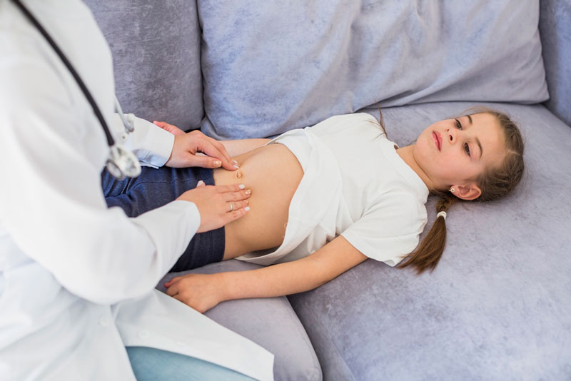 Ba mẹ nên đưa trẻ đi khám nếu có biểu hiện tiêu chảy kéo dài, sốt cao