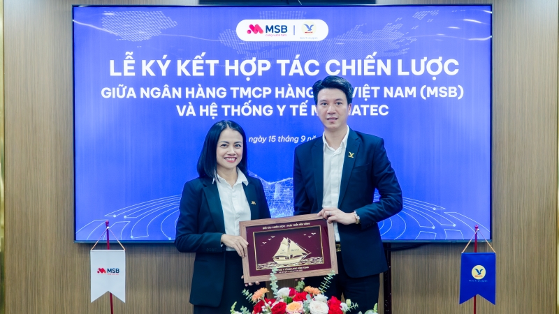 TS. Nguyễn Trí Anh - Tổng Giám đốc MEDLATEC GROUP (bên phải) gửi tặng tới đại diện Ban lãnh đạo Ngân hàng MSB món quà lưu niệm giàu ý nghĩa  