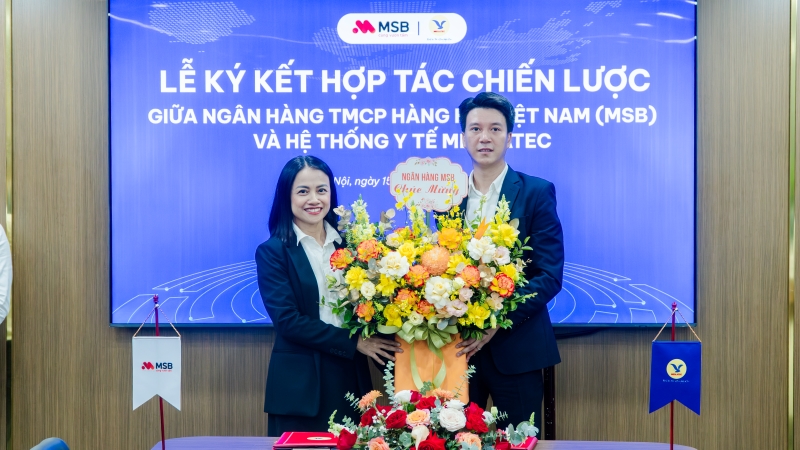 Đại diện Ban lãnh đạo Ngân hàng MSB gửi tặng lẵng hoa tươi thắm chúc mừng thành công của lễ ký kết   
