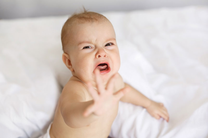 Ba mẹ hãy đánh giá tình trạng trẻ bị ngã đập đầu phía trước dựa vào mức độ chấn thương