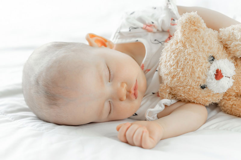 Để trẻ nghỉ ngơi, không nên để trẻ vận động hay dùng thiết bị điện tử