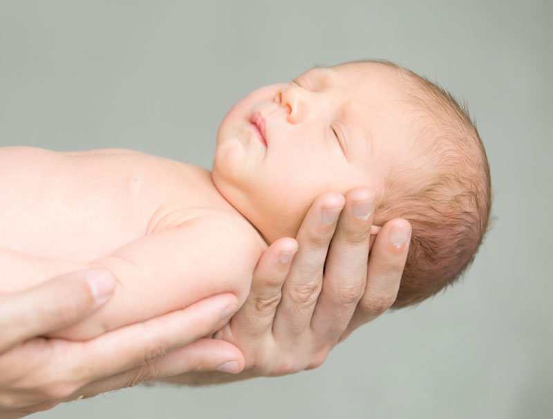 Làn da hồng hào sau sinh cho thấy trẻ được cung cấp đầy đủ oxy