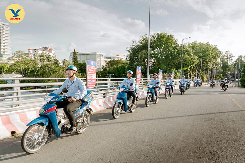 Đội ngũ cán bộ lấy mẫu xét nghiệm tận nơi của MEDLATEC luôn sẵn sàng phục vụ, mang dịch vụ y tế hiện đại đến gần hơn với người dân 