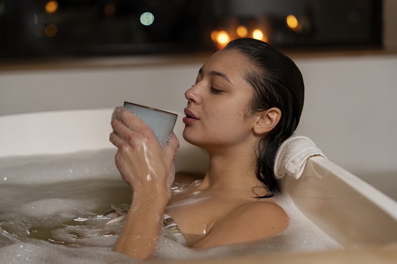 Bạn nên tắm với nước ấm và dùng loại sữa tắm phù hợp