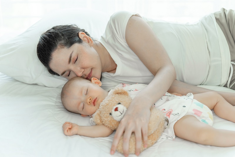 Tăng thời gian nghỉ ngơi sẽ giúp cơ thể mẹ được hồi phục tốt hơn, nguồn sữa mẹ trở nên dồi dào