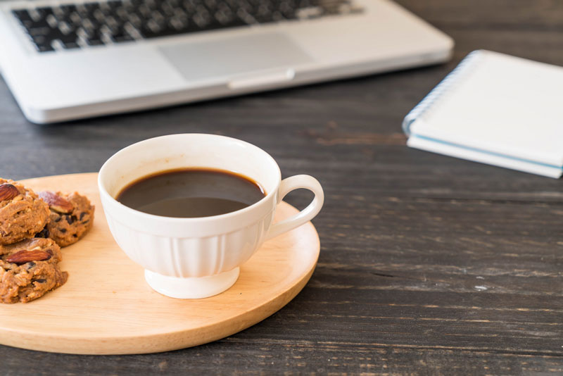 Trong thời gian dùng thuốc, chị em nên hạn chế tiêu thụ đồ uống chứa caffein