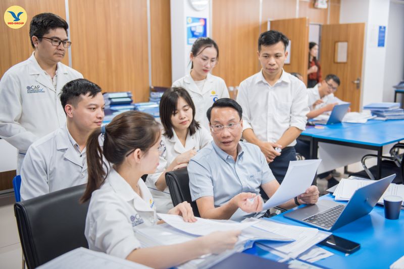 PGS.TS Lý Tuấn Khải - Trưởng đoàn đánh giá đóng góp ý kiến với đội ngũ bác sĩ Trung tâm <a href='https://medlatec.vn/dich-vu/xet-nghiem-lay-mau-tai-nha' title='Xét nghiệm MEDLATEC'>Xét nghiệm MEDLATEC</a> 