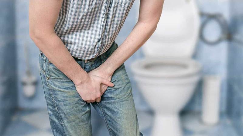 Cảm giác nóng rát khi đi tiểu là một trong những dấu hiệu lậu ở nam 