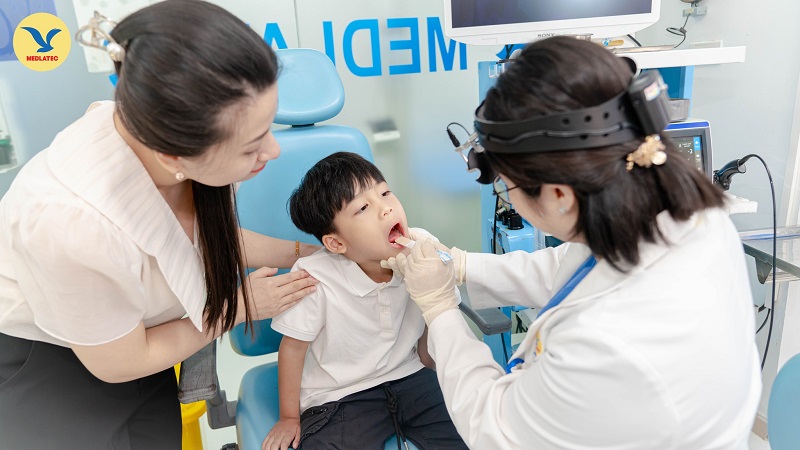 Trẻ bị viêm đường hô hấp được bác sĩ thăm khám 