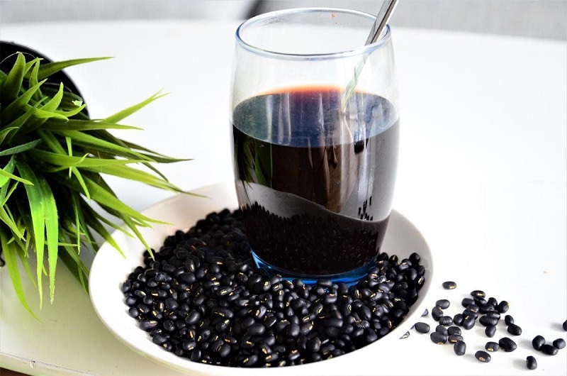 Nước đậu đen giúp giải độc, giảm nóng trong