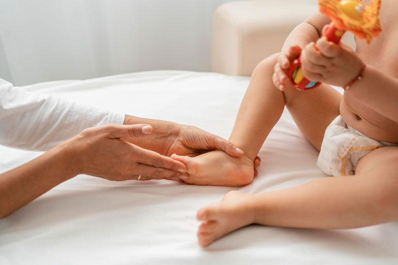 Thuốc bôi tác dụng tại chỗ nên được sử dụng ngay khi trẻ xuất hiện mụn, vùng viêm loét 