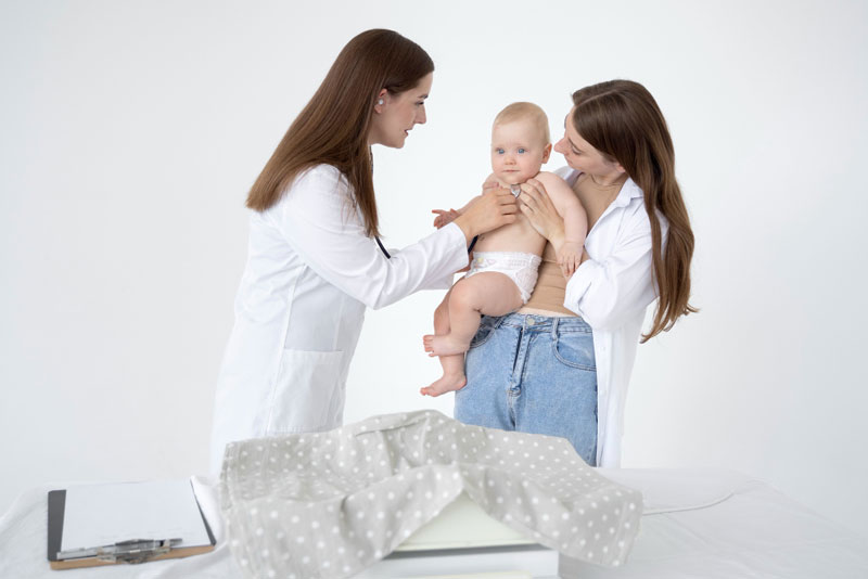 Trước khi cho trẻ dùng thuốc, ba mẹ cần cho trẻ đi khám để xác định tình trạng bệnh lý