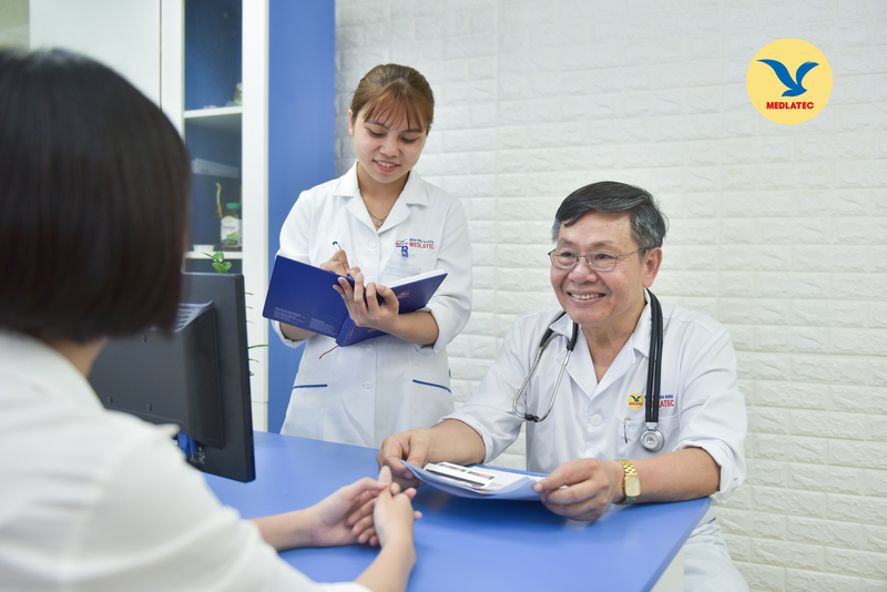 Bạn nên đi thăm khám bác sĩ nếu đau bụng vùng thượng vị kéo dài nhiều ngày và không có dấu hiệu thuyên giảm
