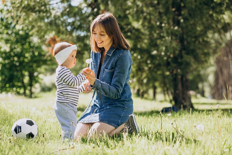 Cho con hoạt động ngoài trời là cách giúp tăng đề kháng hô hấp cho bé