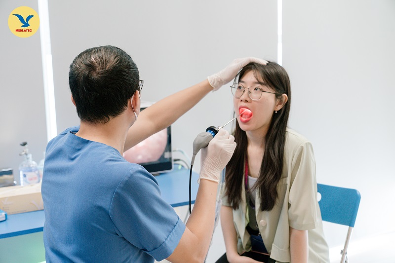 Người bệnh nội soi họng chẩn đoán bệnh lây qua đường hô hấp