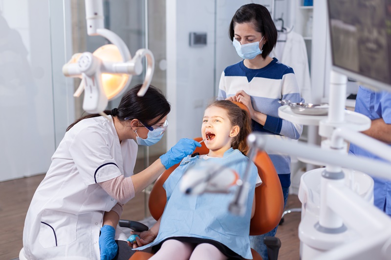 Mẹ nên đưa trẻ đi khám răng nếu con có biểu hiện sưng nướu, mưng mủ