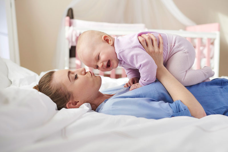 Cha mẹ nên đánh thức con dậy một cách nhẹ nhàng và từ từ, tránh làm bé giật mình