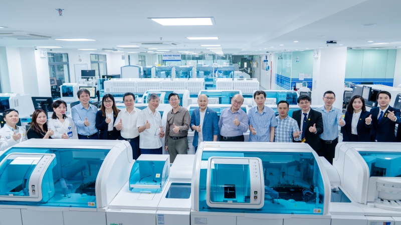 Ảnh chụp lưu niệm tại Trung tâm Xét nghiệm MEDLATEC  