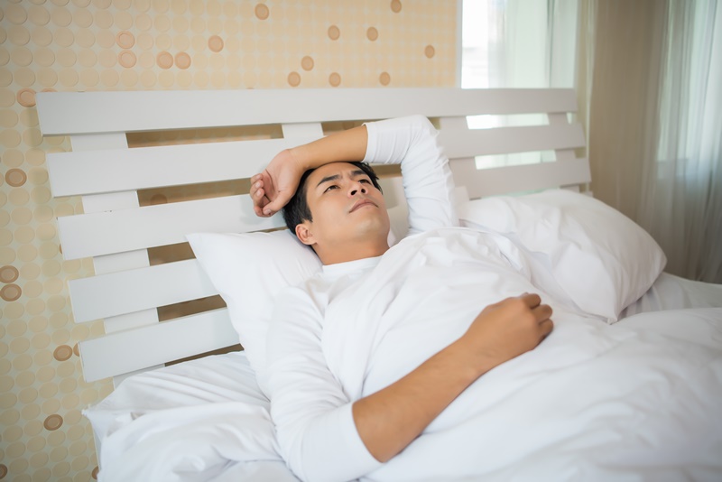 Thức dậy sớm và khó ngủ tiếp, ngủ không đủ giấc khiến bạn mệt mỏi.