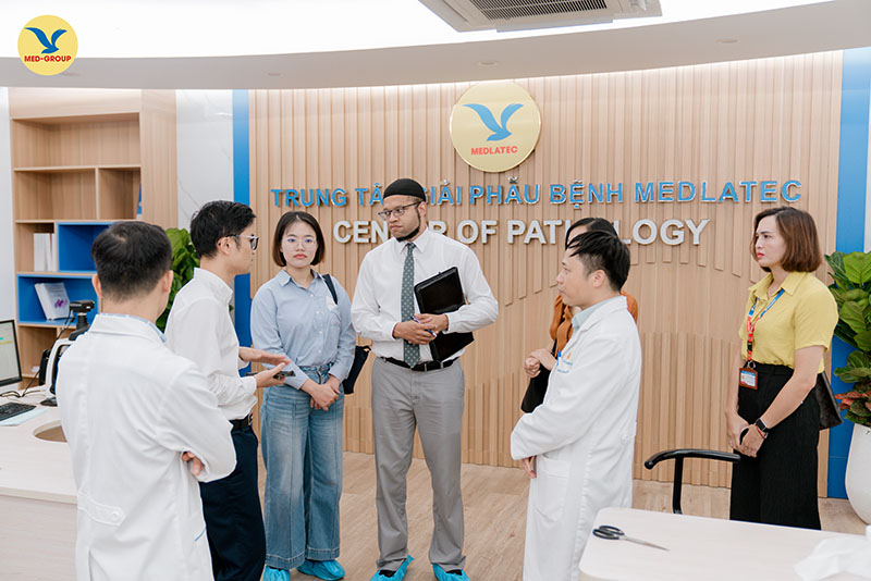 Đoàn công tác đi tham quan Trung tâm Giải phẫu bệnh MEDLATEC 